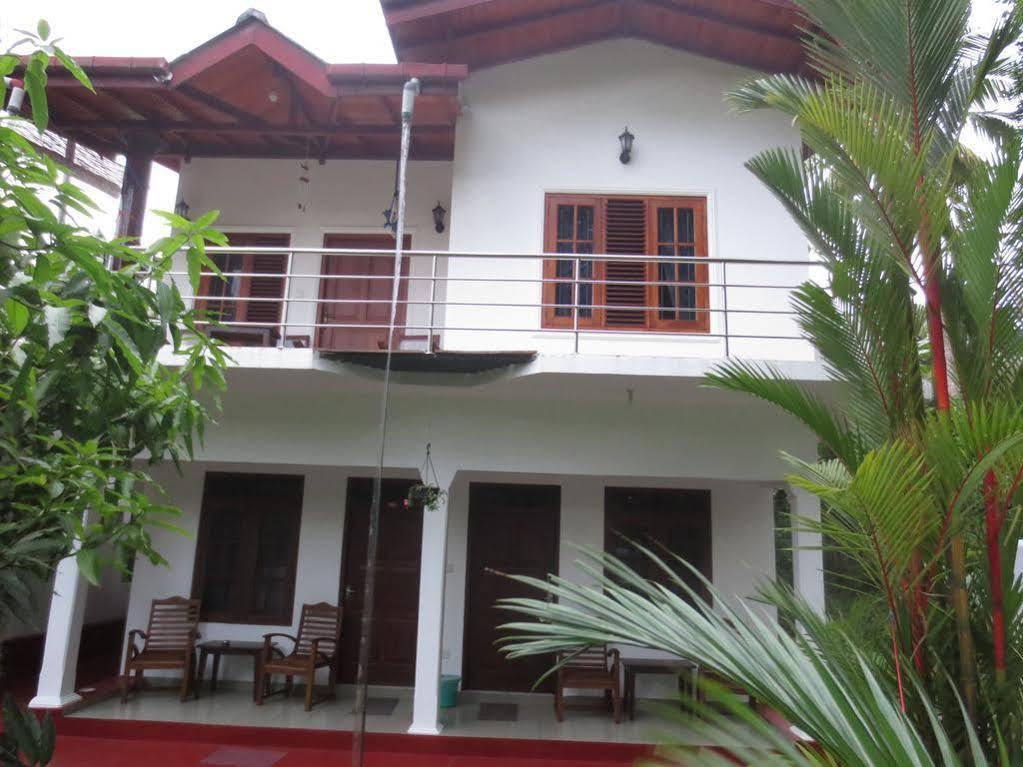 Jungle Holiday Home Hikkaduwa Esterno foto