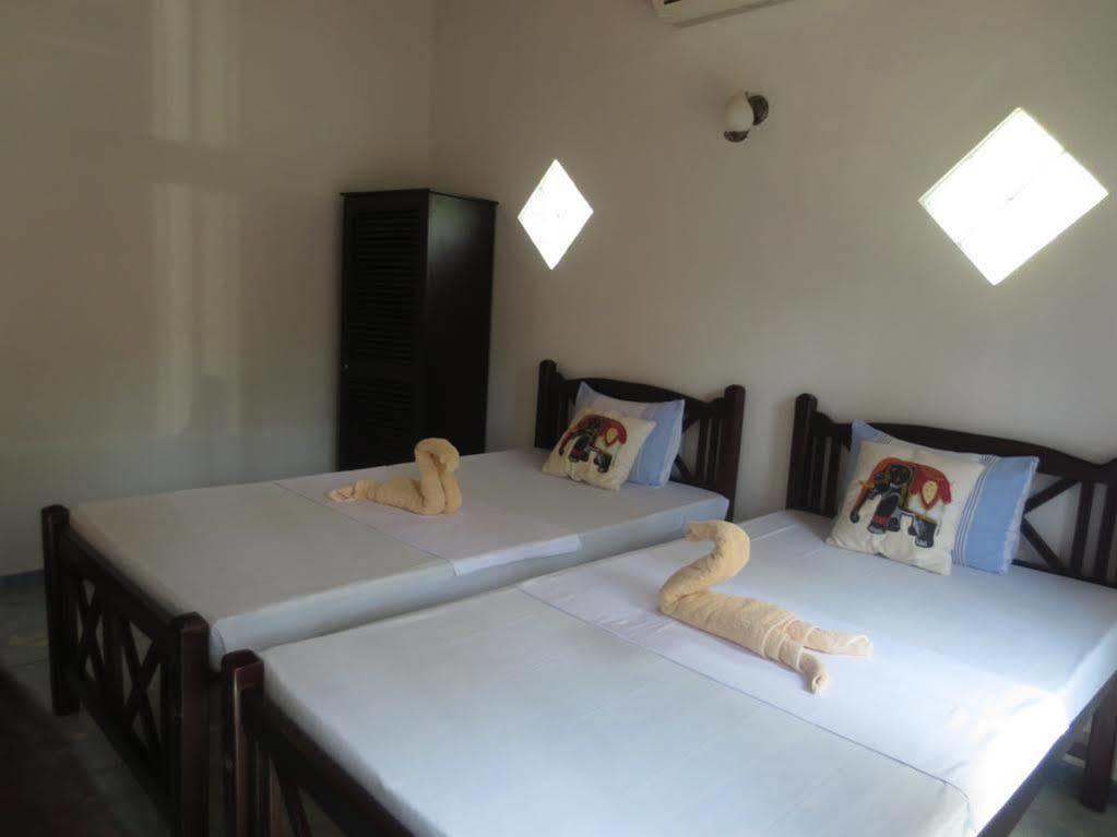 Jungle Holiday Home Hikkaduwa Esterno foto